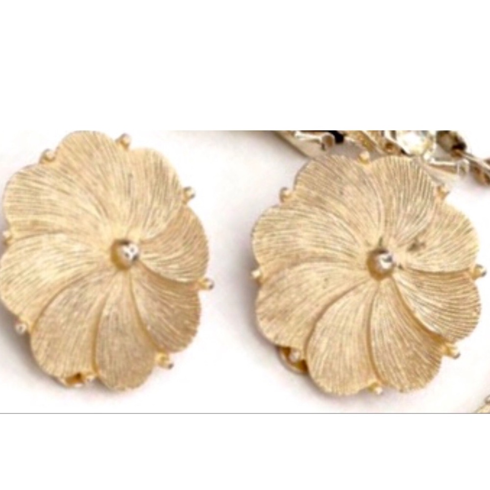 Vintage Kramer gold toned earrings
